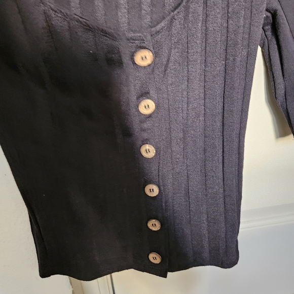 Free people button top - Picture 3 of 3